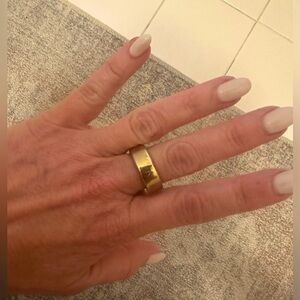 Gold Oura ring.Love this ring,but purchased it prior to losing LB’s.